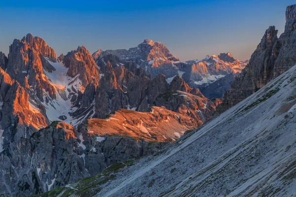 Montagne sotto la luce del tramonto — Foto Stock