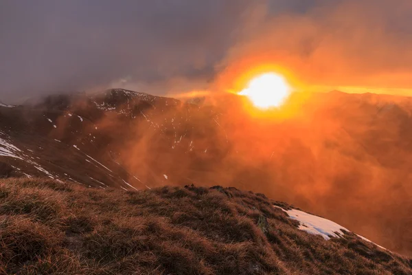 Salida del sol en las montañas Fagaras — Foto de Stock