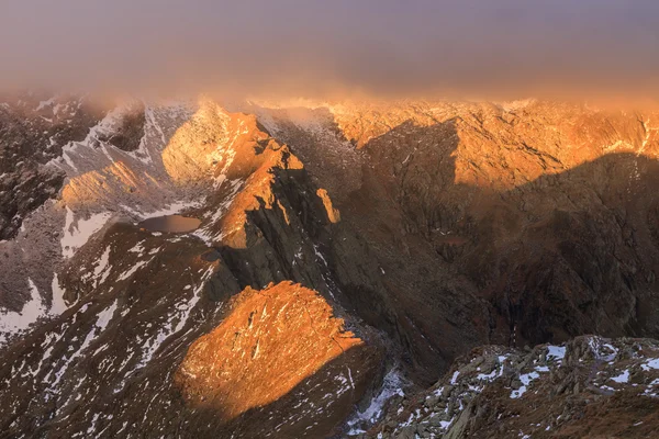 Caltun järvi Fagaras vuoristossa — kuvapankkivalokuva