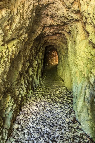 Gamla tunnel genom berget rock — Stockfoto