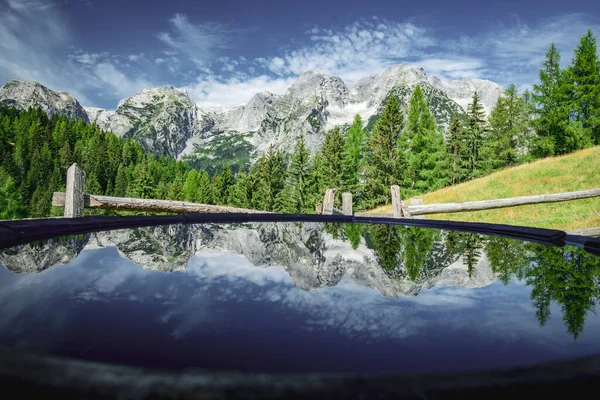 Vista Panorámica Cordillera Totes Gebirge Con Reflejos Sobre Agua Barril — Foto de Stock