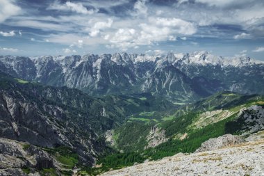 Yukarı Avusturya Kireçtaşı Alpleri 'ndeki stodertal vadiyle Totes Gebirge dağlarının manzarası. Fotoğraf Schrocken zirvesinden çekildi.
