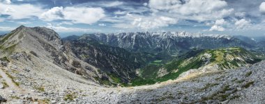Yukarı Avusturya Kireçtaşı Alpleri 'ndeki stodertal vadiyle Totes Gebirge dağlarının manzarası. Fotoğraf Schrocken zirvesinden çekildi.
