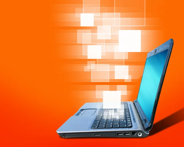 Ноутбук и кнопка сенсорный интерфейс экрана на оранжевый backgroun — стоковое фото