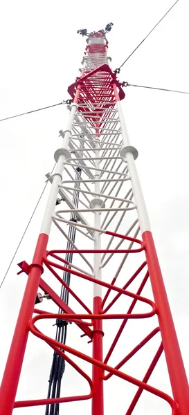 Телекоммуникационная башня используется для передачи телевидения и 3g сигна — стоковое фото