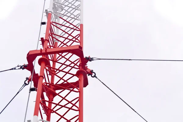 Telecommunicatie toren gebruikt voor het verzenden van televisie en 3g signa — Stockfoto