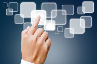 el iş kadın bir dokunmatik ekran interf bir düğmeye