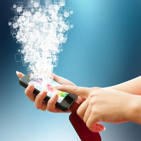 Mains femmes toucher téléphone intelligent dans la main sur fond blanc — Photo