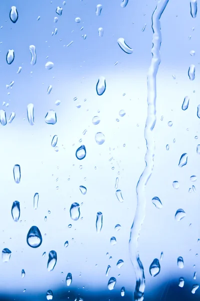 Капли воды под дождем на окне — стоковое фото