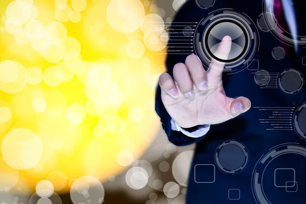 Hand eines Geschäftsmannes, die einen Knopf auf einem Touchscreen-Interfac drückt — Stockfoto