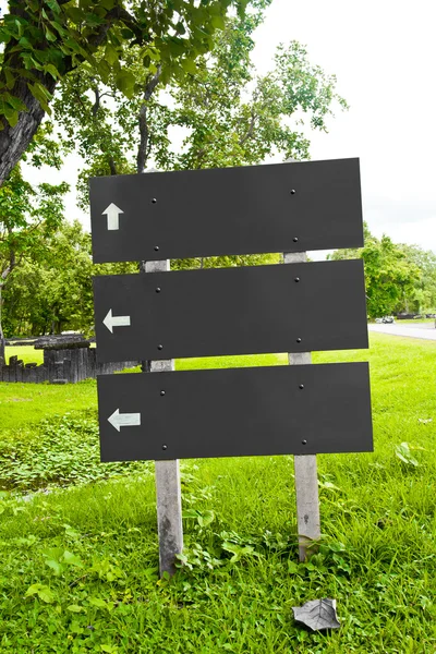 Houten teken billboard op het gras — Stockfoto