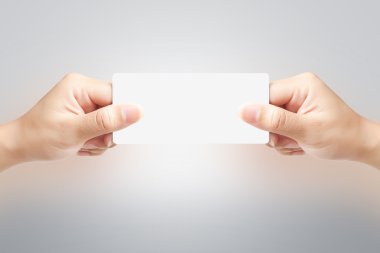 El Satılık kağıt etiket veya etiket üzerinde beyaz backgrou tutan kadın