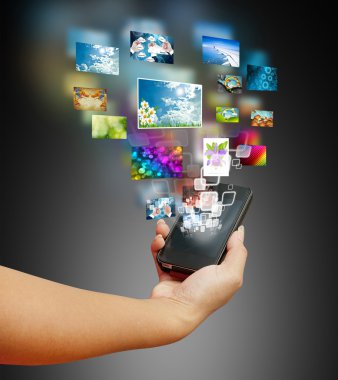 el siyah arka plan üzerine el kadınlar dokunmatik akıllı telefon