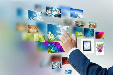 Erkekler el resimleri çerçeveler ile dokunmatik ekran arayüzü kullanarak