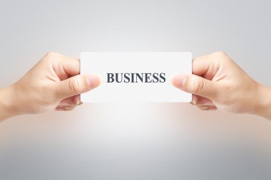 El Satılık kağıt etiket veya etiket üzerinde beyaz backgrou tutan kadın