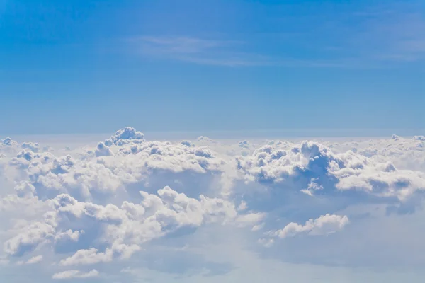 飛行機の窓から見た雲と空の青 — ストック写真