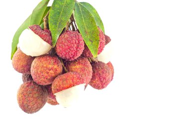 Lychee meyveleri kırmızı. Beyaz arka plan üzerinde izole taze lychees 