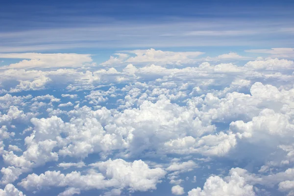 Nubes y cielo azul, Visto desde una ventana de avión —  Fotos de Stock