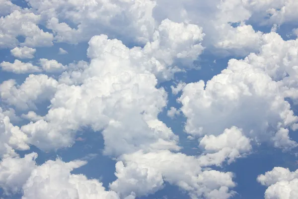 Nubes y cielo azul, Visto desde una ventana de avión —  Fotos de Stock