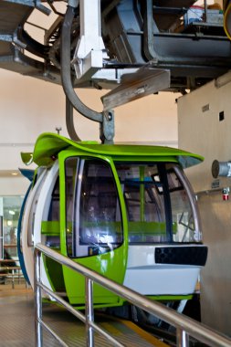 Teleferik istasyonu, genting Malezya dağlar yeşil kabin말레이시아 genting 산 케이블 카 역에 녹색 오두막