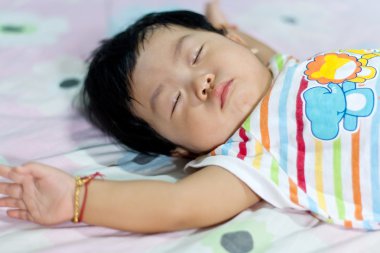 yatakta yatarken Asya yeni doğan bebek