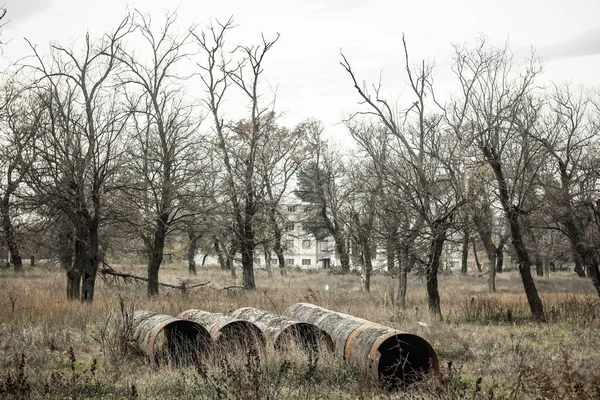 Pohled Opuštěný Park Starými Rezavými Železnými Trubkami — Stock fotografie