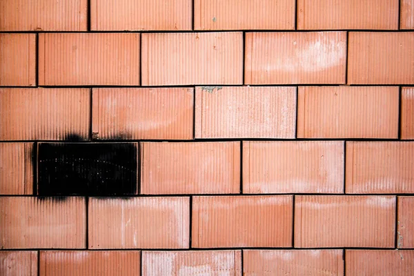 Rode Bakstenen Muur Met Een Zwart Beschilderd Element — Stockfoto