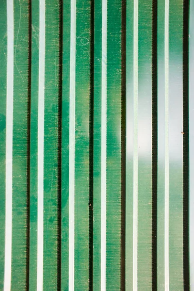 Zielone Metalowe Tło Pionowymi Liniami Odbiciami — Zdjęcie stockowe