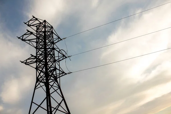 Gün Batımında Gökyüzüne Karşı Elektrik Iletim Pilonu Görüntüsü — Stok fotoğraf
