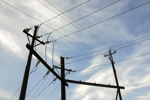 Gün Batımında Gökyüzüne Karşı Elektrik Iletim Pilonu Görüntüsü — Stok fotoğraf