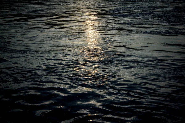 Hermosos Reflejos Luz Solar Superficie Del Agua Durante Puesta Del —  Fotos de Stock