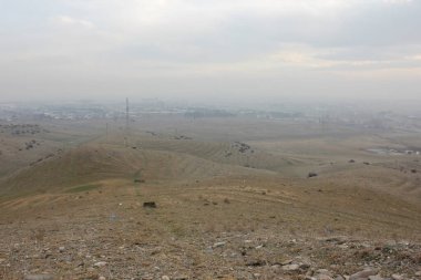 Terk edilmiş bir bölgenin dağ manzarası. Terkedilmiş manzara.