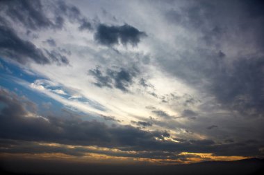 Gün batımını güzelleştiren bulutlu bir manzara. Akşam gökyüzü manzarası.