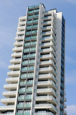 Modern lüks çok katlı bina manzarası. Modern konut bloğu.