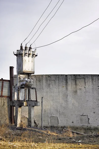 Παραδοσιακός Μετασχηματιστής Σοβιετικής Διανομής Ηλεκτρικής Ενέργειας Στην Αγροτική Περιοχή — Φωτογραφία Αρχείου