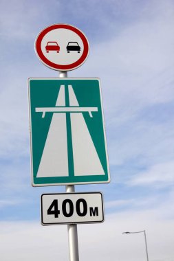 Mavi gökyüzüne karşı trafik işareti görünümü.