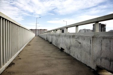 Kasabaya giden köprüde yürüyüş hattı..