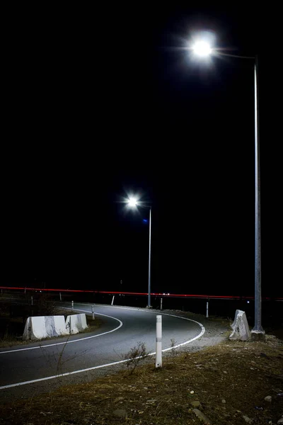 Éjszakai Jelenet Egy Üres Aszfaltozott Úttal — Stock Fotó
