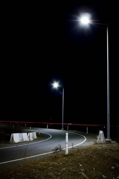 Cena Noturna Com Uma Estrada Asfalto Vazia — Fotografia de Stock