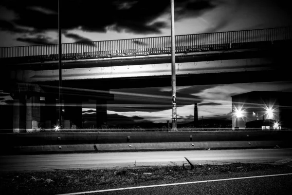 Schwarz Weiß Bild Einer Autobahn Mit Brücke — Stockfoto