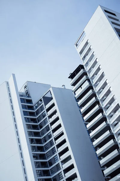 Kék Monokróm Kép Modern Többszintes Lakóépületekről — Stock Fotó