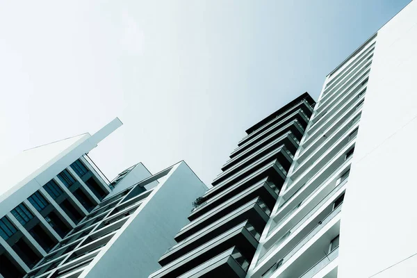 Blaues Monochromes Bild Moderner Mehrstöckiger Wohnhäuser Stockbild