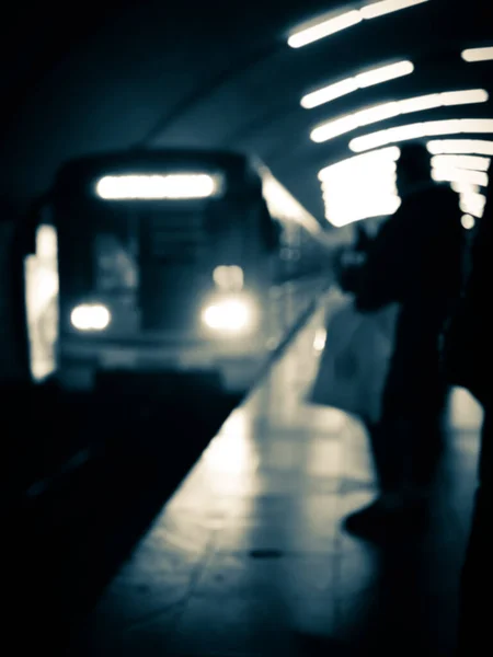 Homályos Kép Egy Peronról Ahol Utasok Vonatra Várnak — Stock Fotó