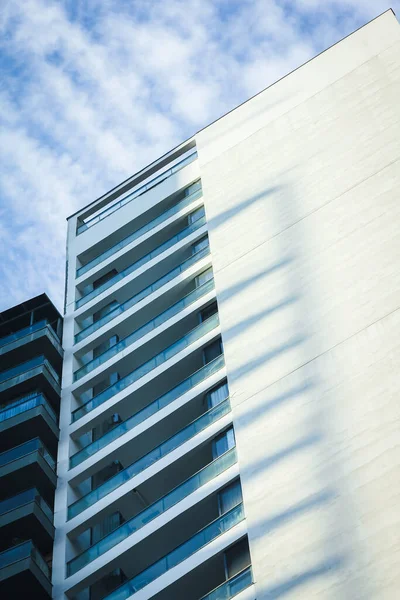 Imagen Monocromática Azul Edificio Moderno Varios Pisos — Foto de Stock