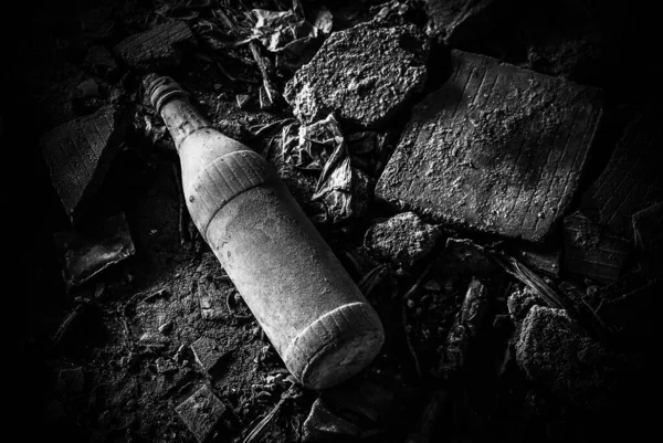 Πέταξε Μπουκάλι Στο Βρώμικο Πάτωμα Μαύρο Και Άσπρο — Φωτογραφία Αρχείου