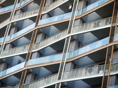 Mavi balkonlu modern çok katlı bir bina..