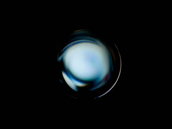 抽象的なぼやけたカラフルなパターンを持つ光沢のあるクリスタルボールのぼやけたイメージ — ストック写真