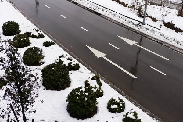 Zimní Cesta Dvěma Rovnoběžnými Bílými Šipkami Bílé Šipky Mokré Asfaltové — Stock fotografie