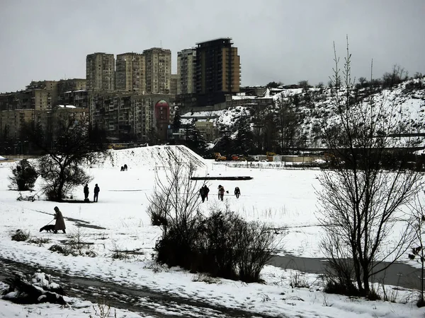 Paesaggio Invernale Con Persone Che Camminano Sulla Neve — Foto Stock