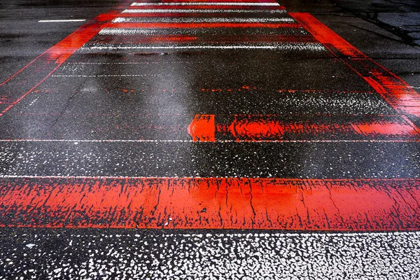 Estrada Asfalto Molhada Com Listras Cruzamento Zebra Vermelha Branca — Fotografia de Stock